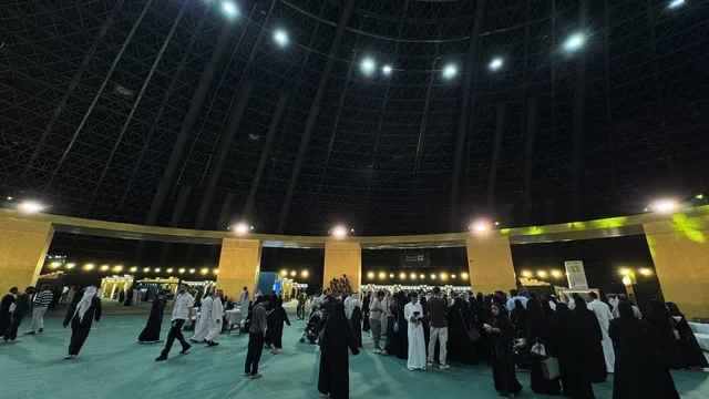 تجمع الزوار بمعرض الذهب والمجوهرات فى مركز جدة سوبردوم ، مدينة جدة، المملكة العربية السعودية، يوم 12 من يناير 2026 ، فعالية تجارية متخصصة تجمع أبرز دور الذهب والمجوهرات، أحدث صيحات المشغولات الذهبية والأحجار الكريمة ، مشاركة علامات تجارية محلية وعالمية، أجواء راقية وتجربة تسوق مميزة لعشاق الفخامة.