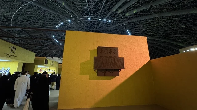 تجمع الزوار بمعرض الذهب والمجوهرات فى مركز جدة سوبردوم ، مدينة جدة، المملكة العربية السعودية، يوم 12 من يناير 2026 ، فعالية تجارية متخصصة تجمع أبرز دور الذهب والمجوهرات، أحدث صيحات المشغولات الذهبية والأحجار الكريمة ، مشاركة علامات تجارية محلية وعالمية، أجواء راقية وتجربة تسوق مميزة لعشاق الفخامة.