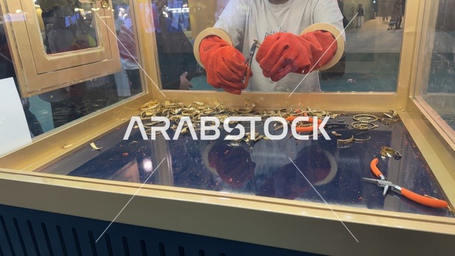 اعادة صياغة المشغولات الذهبية بمعرض الذهب والمجوهرات فى مركز جدة سوبردوم ، مدينة جدة، المملكة العربية السعودية، يوم 12 من يناير 2026 ، فعالية تجارية متخصصة تجمع أبرز دور الذهب والمجوهرات، أحدث صيحات المشغولات الذهبية والأحجار الكريمة ، مشاركة علامات تجارية محلية وعالمية، أجواء راقية وتجربة تسوق مميزة لعشاق الفخامة.