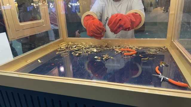 اعادة صياغة المشغولات الذهبية بمعرض الذهب والمجوهرات فى مركز جدة سوبردوم ، مدينة جدة، المملكة العربية السعودية، يوم 12 من يناير 2026 ، فعالية تجارية متخصصة تجمع أبرز دور الذهب والمجوهرات، أحدث صيحات المشغولات الذهبية والأحجار الكريمة ، مشاركة علامات تجارية محلية وعالمية، أجواء راقية وتجربة تسوق مميزة لعشاق الفخامة.