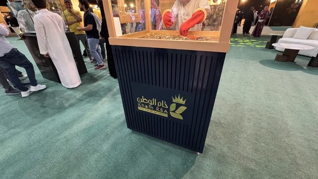 اعادة صياغة المشغولات الذهبية بمعرض الذهب والمجوهرات فى مركز جدة سوبردوم ، مدينة جدة، المملكة العربية السعودية، يوم 12 من يناير 2026 ، فعالية تجارية متخصصة تجمع أبرز دور الذهب والمجوهرات، أحدث صيحات المشغولات الذهبية والأحجار الكريمة ، مشاركة علامات تجارية محلية وعالمية، أجواء راقية وتجربة تسوق مميزة لعشاق الفخامة.
