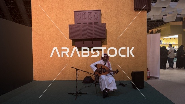 فنان يقوم بالعزف على اله موسيقية بمعرض الذهب والمجوهرات فى مركز جدة سوبردوم ، مدينة جدة، المملكة العربية السعودية، يوم 12 من يناير 2026 ، فعالية تجارية متخصصة تجمع أبرز دور الذهب والمجوهرات، أحدث صيحات المشغولات الذهبية والأحجار الكريمة ، مشاركة علامات تجارية محلية وعالمية، أجواء راقية وتجربة تسوق مميزة لعشاق الفخامة.