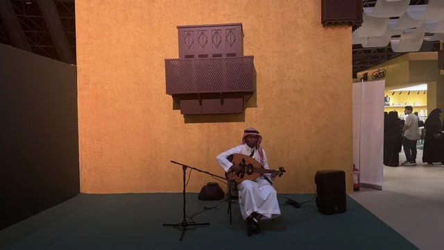 فنان يقوم بالعزف على اله موسيقية بمعرض الذهب والمجوهرات فى مركز جدة سوبردوم ، مدينة جدة، المملكة العربية السعودية، يوم 12 من يناير 2026 ، فعالية تجارية متخصصة تجمع أبرز دور الذهب والمجوهرات، أحدث صيحات المشغولات الذهبية والأحجار الكريمة ، مشاركة علامات تجارية محلية وعالمية، أجواء راقية وتجربة تسوق مميزة لعشاق الفخامة.
