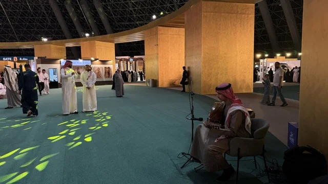 فنان يقوم بالعزف على اله موسيقية بمعرض الذهب والمجوهرات فى مركز جدة سوبردوم ، مدينة جدة، المملكة العربية السعودية، يوم 12 من يناير 2026 ، فعالية تجارية متخصصة تجمع أبرز دور الذهب والمجوهرات، أحدث صيحات المشغولات الذهبية والأحجار الكريمة ، مشاركة علامات تجارية محلية وعالمية، أجواء راقية وتجربة تسوق مميزة لعشاق الفخامة.