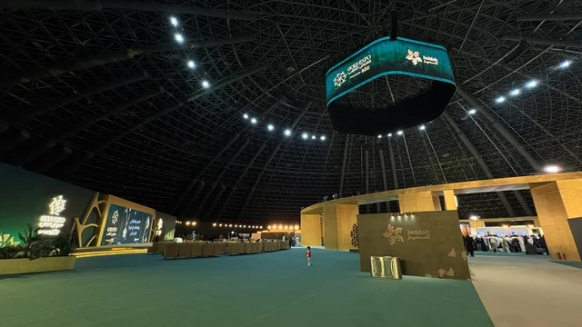 التصميم الداخلي لمركز جدة سوبردوم ، معرض الذهب والمجوهرات بمدينة جدة، المملكة العربية السعودية، يوم 12 من يناير 2026 ، فعالية تجارية متخصصة تجمع أبرز دور الذهب والمجوهرات، مشاركة علامات تجارية محلية وعالمية ، أحدث صيحات المشغولات الذهبية والأحجار الكريمة ، أجواء راقية وتجربة تسوق مميزة لعشاق الفخامة.