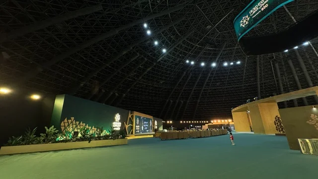 التصميم الداخلي لمركز جدة سوبردوم ، معرض الذهب والمجوهرات بمدينة جدة، المملكة العربية السعودية، يوم 12 من يناير 2026 ، فعالية تجارية متخصصة تجمع أبرز دور الذهب والمجوهرات، مشاركة علامات تجارية محلية وعالمية ، أحدث صيحات المشغولات الذهبية والأحجار الكريمة ، أجواء راقية وتجربة تسوق مميزة لعشاق الفخامة.