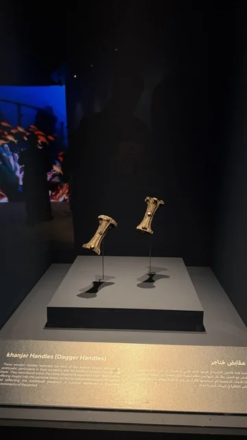 Dagger handles are displayed artifacts, the Wooden Ships Festival on the Al-Hamra Beach in Jeddah, Saudi Arabia from January 12 to 16, 2026, maritime heritage, interactive activities and cultural performances, showcases of traditional shipbuilding stages and the tools and materials used.