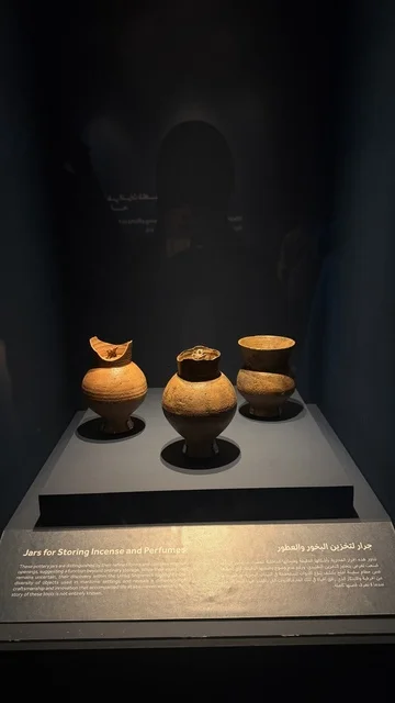 ثلاث جرات خزفية لتخزين الحبوب، مهرجان السفن الخشبية على شاطئ الحمراء بجدة في المملكة العربية السعودية 12 إلى 16 يناير 2026، التراث البحري، الأنشطة التفاعلية والعروض الثقافية، عروض لمراحل بناء السفن التقليدية والأدوات والمواد المستخدمة