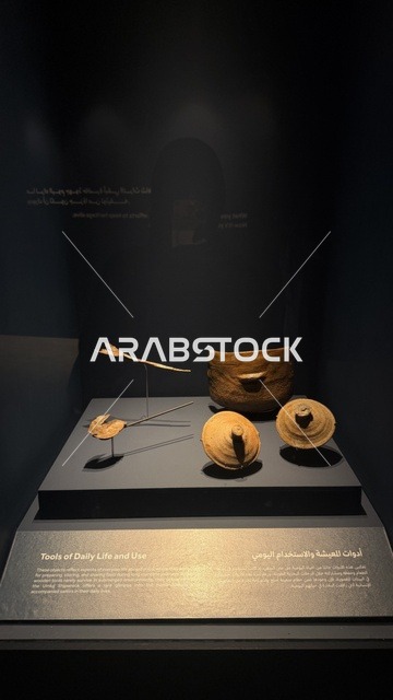 معروضات أثرية في مهرجان السفن الخشبية على شاطئ الحمراء بجدة في المملكة العربية السعودية 12 إلى 16 يناير 2026، التراث البحري، الأنشطة التفاعلية والعروض الثقافية، عروض لمراحل بناء السفن التقليدية والأدوات والمواد المستخدمة