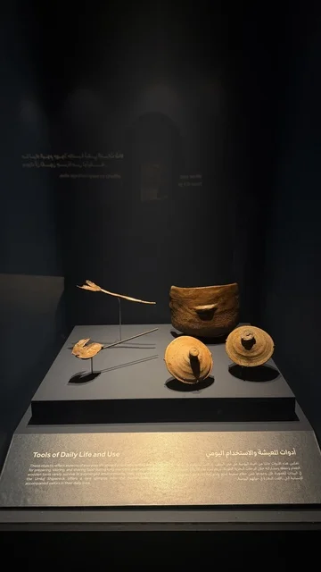 معروضات أثرية في مهرجان السفن الخشبية على شاطئ الحمراء بجدة في المملكة العربية السعودية 12 إلى 16 يناير 2026، التراث البحري، الأنشطة التفاعلية والعروض الثقافية، عروض لمراحل بناء السفن التقليدية والأدوات والمواد المستخدمة