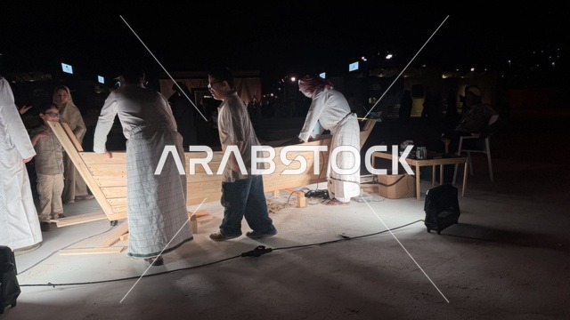 صناعة مجسم لقارب شراعي من الخشب في مهرجان السفن الخشبية على شاطئ الحمراء بجدة في المملكة العربية السعودية 12 إلى 16 يناير 2026، التراث البحري، الأنشطة التفاعلية والعروض الثقافية، عروض لمراحل بناء السفن التقليدية والأدوات والمواد المستخدمة