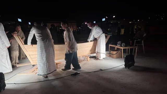 صناعة مجسم لقارب شراعي من الخشب في مهرجان السفن الخشبية على شاطئ الحمراء بجدة في المملكة العربية السعودية 12 إلى 16 يناير 2026، التراث البحري، الأنشطة التفاعلية والعروض الثقافية، عروض لمراحل بناء السفن التقليدية والأدوات والمواد المستخدمة