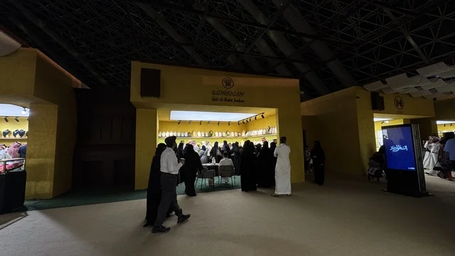 علامة تجارية محلية بمعرض الذهب والمجوهرات فى مركز جدة سوبردوم ، مدينة جدة، المملكة العربية السعودية، يوم 12 من يناير 2026 ، فعالية تجارية متخصصة تجمع أبرز دور الذهب والمجوهرات، أحدث صيحات المشغولات الذهبية والأحجار الكريمة ،  أجواء راقية وتجربة تسوق مميزة لعشاق الفخامة.