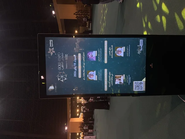 شاشة الكترونية حديثة بمعرض الذهب والمجوهرات فى مركز جدة سوبردوم ، مدينة جدة، المملكة العربية السعودية، يوم 12 من يناير 2026 ، فعالية تجارية متخصصة تجمع أبرز دور الذهب والمجوهرات، أحدث صيحات المشغولات الذهبية والأحجار الكريمة ،  أجواء راقية وتجربة تسوق مميزة لعشاق الفخامة.