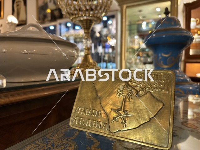 مقتنيات نادرة بمتحف الفلوة والجوهرة في حي النزهة بمدينة الدمام، المنطقة الشرقية، المملكة العربية السعودية، يوم 21 من فبراير 2018 ، وجهة تعليمية وسياحية مميزة ، توثيق للحرف اليدوية والهوية السعودية، قاعات لعرض التراث السعودي، الفن الإسلامي، السيارات الكلاسيكية ، معلم تراثي وثقافي يعرض تاريخ الأزياء والحلي التقليدية.