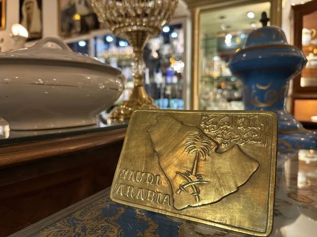 مقتنيات نادرة بمتحف الفلوة والجوهرة في حي النزهة بمدينة الدمام، المنطقة الشرقية، المملكة العربية السعودية، يوم 21 من فبراير 2018 ، وجهة تعليمية وسياحية مميزة ، توثيق للحرف اليدوية والهوية السعودية، قاعات لعرض التراث السعودي، الفن الإسلامي، السيارات الكلاسيكية ، معلم تراثي وثقافي يعرض تاريخ الأزياء والحلي التقليدية.