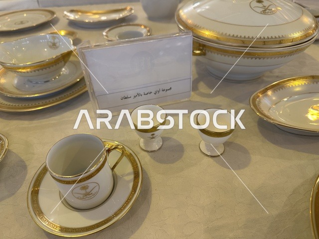 مقتنيات نادرة بمتحف الفلوة والجوهرة في حي النزهة بمدينة الدمام، المنطقة الشرقية، المملكة العربية السعودية، يوم 21 من فبراير 2018 ، وجهة تعليمية وسياحية مميزة ، توثيق للحرف اليدوية والهوية السعودية، قاعات لعرض التراث السعودي، الفن الإسلامي، السيارات الكلاسيكية ، معلم تراثي وثقافي يعرض تاريخ الأزياء والحلي التقليدية.