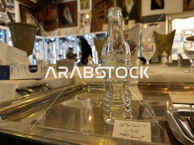 مقتنيات نادرة بمتحف الفلوة والجوهرة في حي النزهة بمدينة الدمام، المنطقة الشرقية، المملكة العربية السعودية، يوم 21 من فبراير 2018 ، وجهة تعليمية وسياحية مميزة ، توثيق للحرف اليدوية والهوية السعودية، قاعات لعرض التراث السعودي، الفن الإسلامي، السيارات الكلاسيكية ، معلم تراثي وثقافي يعرض تاريخ الأزياء والحلي التقليدية.