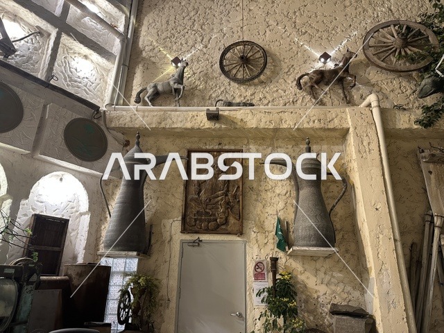 مقتنيات نادرة بمتحف الفلوة والجوهرة في حي النزهة بمدينة الدمام، المنطقة الشرقية، المملكة العربية السعودية، يوم 21 من فبراير 2018 ، وجهة تعليمية وسياحية مميزة ، توثيق للحرف اليدوية والهوية السعودية، قاعات لعرض التراث السعودي، الفن الإسلامي، السيارات الكلاسيكية ، معلم تراثي وثقافي يعرض تاريخ الأزياء والحلي التقليدية.