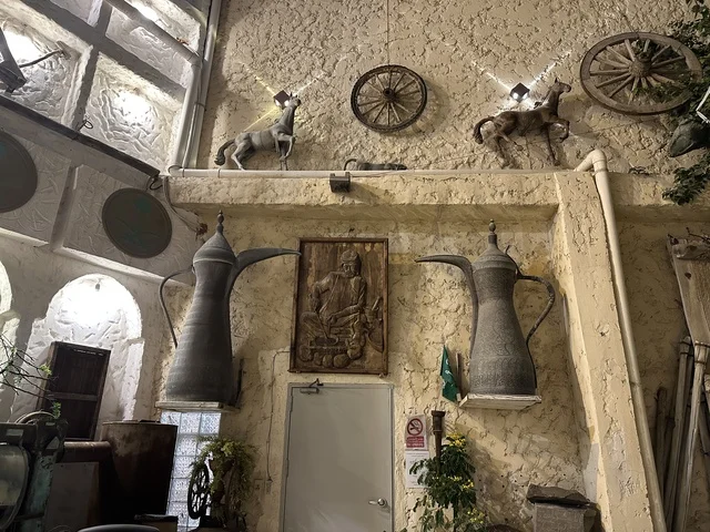 مقتنيات نادرة بمتحف الفلوة والجوهرة في حي النزهة بمدينة الدمام، المنطقة الشرقية، المملكة العربية السعودية، يوم 21 من فبراير 2018 ، وجهة تعليمية وسياحية مميزة ، توثيق للحرف اليدوية والهوية السعودية، قاعات لعرض التراث السعودي، الفن الإسلامي، السيارات الكلاسيكية ، معلم تراثي وثقافي يعرض تاريخ الأزياء والحلي التقليدية.