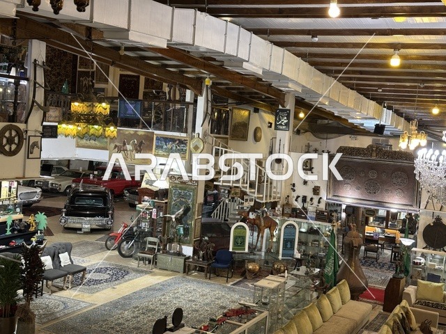 قسم  السيارات الكلاسيكية  بمتحف الفلوة والجوهرة في حي النزهة بمدينة الدمام، المنطقة الشرقية، المملكة العربية السعودية، يوم 21 من فبراير 2018 ، وجهة تعليمية وسياحية مميزة ، توثيق للحرف اليدوية والهوية السعودية، قاعات لعرض التراث السعودي، الفن الإسلامي، مقتنيات نادرة، معلم تراثي وثقافي يعرض تاريخ الأزياء والحلي التقليدية.