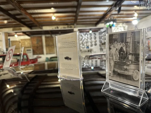 قسم  السيارات الكلاسيكية  بمتحف الفلوة والجوهرة في حي النزهة بمدينة الدمام، المنطقة الشرقية، المملكة العربية السعودية، يوم 21 من فبراير 2018 ، وجهة تعليمية وسياحية مميزة ، توثيق للحرف اليدوية والهوية السعودية، قاعات لعرض التراث السعودي، الفن الإسلامي، مقتنيات نادرة، معلم تراثي وثقافي يعرض تاريخ الأزياء والحلي التقليدية.