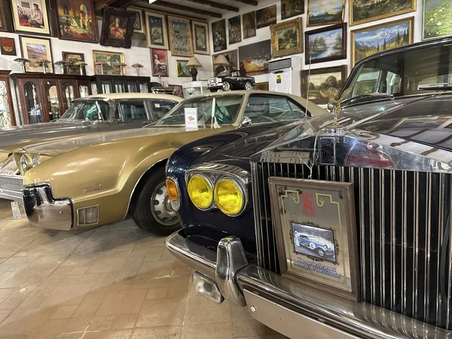 قسم  السيارات الكلاسيكية  بمتحف الفلوة والجوهرة في حي النزهة بمدينة الدمام، المنطقة الشرقية، المملكة العربية السعودية، يوم 21 من فبراير 2018 ، وجهة تعليمية وسياحية مميزة ، توثيق للحرف اليدوية والهوية السعودية، قاعات لعرض التراث السعودي، الفن الإسلامي، مقتنيات نادرة، معلم تراثي وثقافي يعرض تاريخ الأزياء والحلي التقليدية.