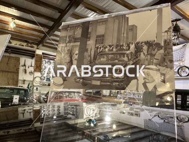 قسم  السيارات الكلاسيكية  بمتحف الفلوة والجوهرة في حي النزهة بمدينة الدمام، المنطقة الشرقية، المملكة العربية السعودية، يوم 21 من فبراير 2018 ، وجهة تعليمية وسياحية مميزة ، توثيق للحرف اليدوية والهوية السعودية، قاعات لعرض التراث السعودي، الفن الإسلامي، مقتنيات نادرة، معلم تراثي وثقافي يعرض تاريخ الأزياء والحلي التقليدية.