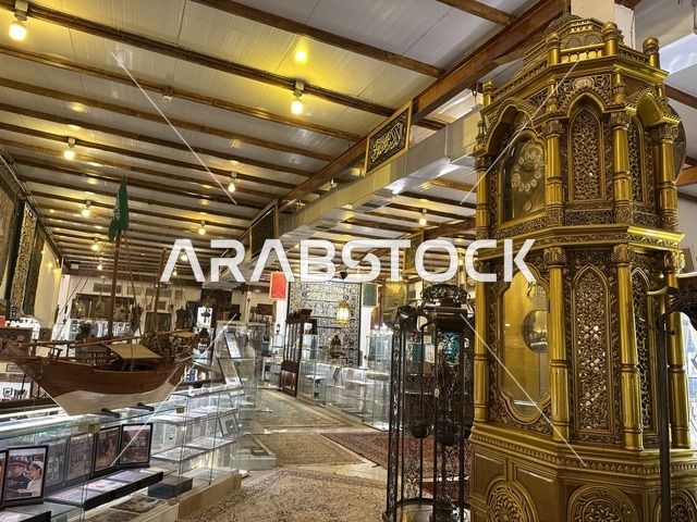 الفن الإسلامي  بمتحف الفلوة والجوهرة في حي النزهة بمدينة الدمام، المنطقة الشرقية، المملكة العربية السعودية، يوم 21 من فبراير 2018 ، وجهة تعليمية وسياحية مميزة ، توثيق للحرف اليدوية والهوية السعودية، قاعات لعرض التراث السعودي،السيارات الكلاسيكية  ، مقتنيات نادرة، معلم تراثي وثقافي يعرض تاريخ الأزياء والحلي التقليدية.