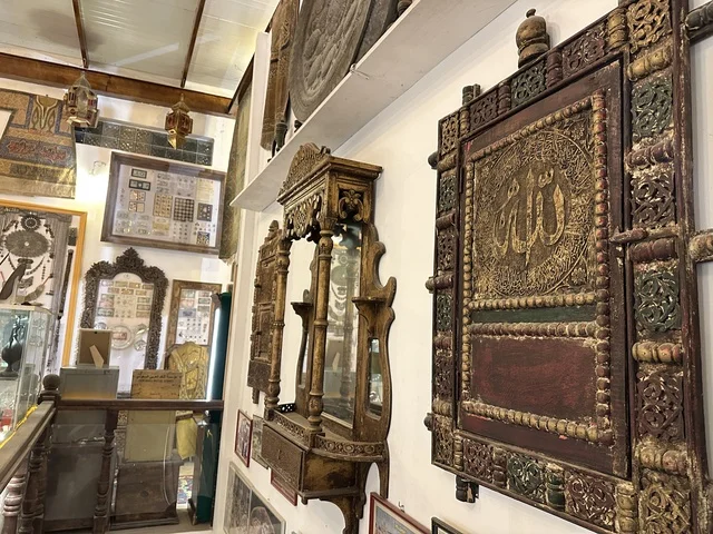 الفن الإسلامي  بمتحف الفلوة والجوهرة في حي النزهة بمدينة الدمام، المنطقة الشرقية، المملكة العربية السعودية، يوم 21 من فبراير 2018 ، وجهة تعليمية وسياحية مميزة ، توثيق للحرف اليدوية والهوية السعودية، قاعات لعرض التراث السعودي،السيارات الكلاسيكية  ، مقتنيات نادرة، معلم تراثي وثقافي يعرض تاريخ الأزياء والحلي التقليدية.