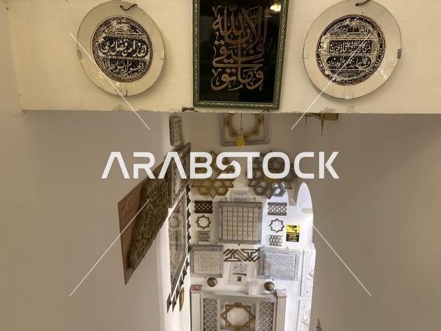 الفن الإسلامي  بمتحف الفلوة والجوهرة في حي النزهة بمدينة الدمام، المنطقة الشرقية، المملكة العربية السعودية، يوم 21 من فبراير 2018 ، وجهة تعليمية وسياحية مميزة ، توثيق للحرف اليدوية والهوية السعودية، قاعات لعرض التراث السعودي،السيارات الكلاسيكية  ، مقتنيات نادرة، معلم تراثي وثقافي يعرض تاريخ الأزياء والحلي التقليدية.