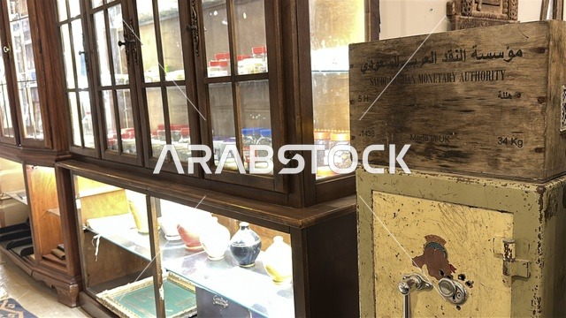 معلم تراثي وثقافي يعرض تاريخ الأزياء والحلي التقليدية ، متحف الفلوة والجوهرة في حي النزهة بمدينة الدمام، المنطقة الشرقية، المملكة العربية السعودية، يوم 21 من فبراير 2018 ، وجهة تعليمية وسياحية مميزة ، توثيق للحرف اليدوية والهوية السعودية، قاعات لعرض التراث السعودي،السيارات الكلاسيكية  ، مقتنيات نادرة،  الفن الإسلامي