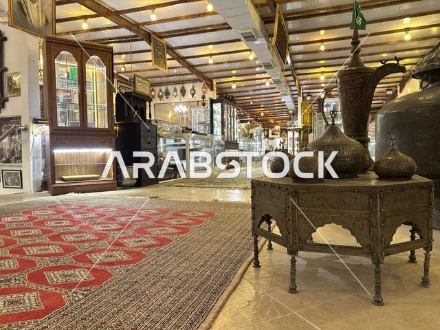 معلم تراثي وثقافي يعرض تاريخ الأزياء والحلي التقليدية ، متحف الفلوة والجوهرة في حي النزهة بمدينة الدمام، المنطقة الشرقية، المملكة العربية السعودية، يوم 21 من فبراير 2018 ، وجهة تعليمية وسياحية مميزة ، توثيق للحرف اليدوية والهوية السعودية، قاعات لعرض التراث السعودي،السيارات الكلاسيكية  ، مقتنيات نادرة،  الفن الإسلامي