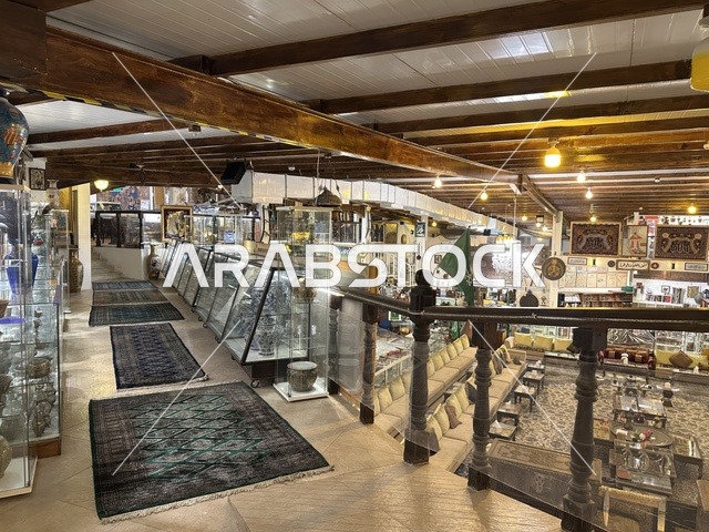 معلم تراثي وثقافي يعرض تاريخ الأزياء والحلي التقليدية ، متحف الفلوة والجوهرة في حي النزهة بمدينة الدمام، المنطقة الشرقية، المملكة العربية السعودية، يوم 21 من فبراير 2018 ، وجهة تعليمية وسياحية مميزة ، توثيق للحرف اليدوية والهوية السعودية، قاعات لعرض التراث السعودي، السيارات الكلاسيكية  ، مقتنيات نادرة،  الفن الإسلامي