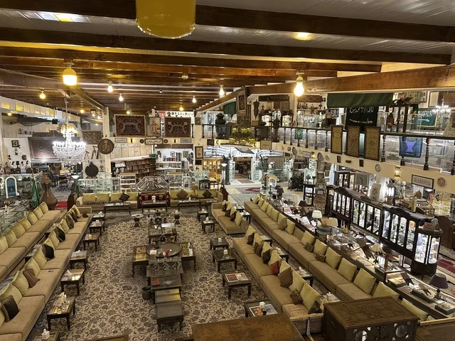 معلم تراثي وثقافي يعرض تاريخ الأزياء والحلي التقليدية ، متحف الفلوة والجوهرة في حي النزهة بمدينة الدمام، المنطقة الشرقية، المملكة العربية السعودية، يوم 21 من فبراير 2018 ، وجهة تعليمية وسياحية مميزة ، توثيق للحرف اليدوية والهوية السعودية، قاعات لعرض التراث السعودي، السيارات الكلاسيكية  ، مقتنيات نادرة،  الفن الإسلامي