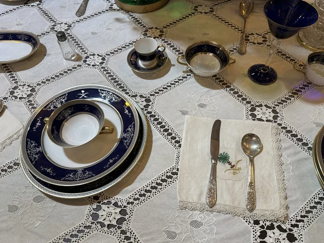 مقتنيات ملكية بمتحف الفلوة والجوهرة في حي النزهة بمدينة الدمام، المنطقة الشرقية، المملكة العربية السعودية، يوم 21 من فبراير 2018 ، وجهة تعليمية وسياحية مميزة ، توثيق للحرف اليدوية والهوية السعودية، قاعات لعرض التراث السعودي، السيارات الكلاسيكية  ، معلم تراثي وثقافي يعرض تاريخ الأزياء والحلي التقليدية ،  الفن الإسلامي