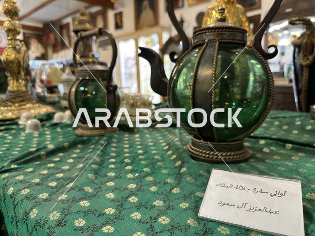 مقتنيات ملكية بمتحف الفلوة والجوهرة في حي النزهة بمدينة الدمام، المنطقة الشرقية، المملكة العربية السعودية، يوم 21 من فبراير 2018 ، وجهة تعليمية وسياحية مميزة ، توثيق للحرف اليدوية والهوية السعودية، قاعات لعرض التراث السعودي، السيارات الكلاسيكية  ، معلم تراثي وثقافي يعرض تاريخ الأزياء والحلي التقليدية ،  الفن الإسلامي