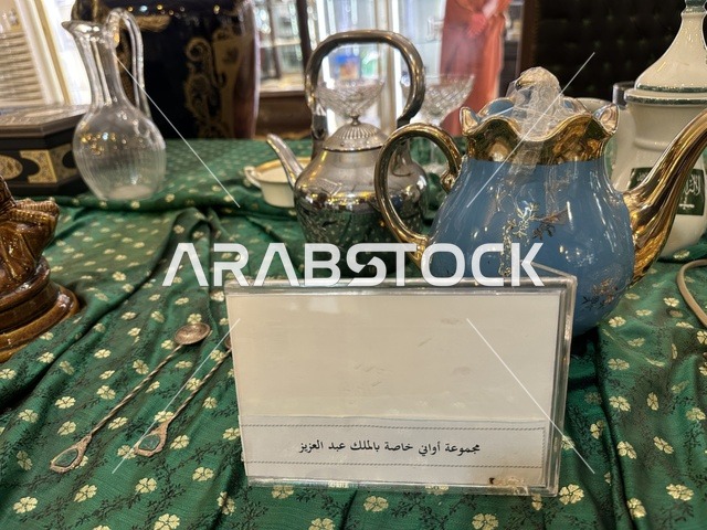 مقتنيات ملكية بمتحف الفلوة والجوهرة في حي النزهة بمدينة الدمام، المنطقة الشرقية، المملكة العربية السعودية، يوم 21 من فبراير 2018 ، وجهة تعليمية وسياحية مميزة ، توثيق للحرف اليدوية والهوية السعودية، قاعات لعرض التراث السعودي، السيارات الكلاسيكية  ، معلم تراثي وثقافي يعرض تاريخ الأزياء والحلي التقليدية ،  الفن الإسلامي