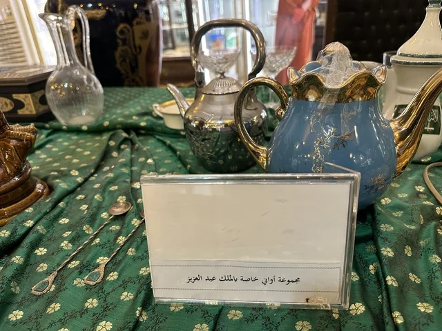 مقتنيات ملكية بمتحف الفلوة والجوهرة في حي النزهة بمدينة الدمام، المنطقة الشرقية، المملكة العربية السعودية، يوم 21 من فبراير 2018 ، وجهة تعليمية وسياحية مميزة ، توثيق للحرف اليدوية والهوية السعودية، قاعات لعرض التراث السعودي، السيارات الكلاسيكية  ، معلم تراثي وثقافي يعرض تاريخ الأزياء والحلي التقليدية ،  الفن الإسلامي