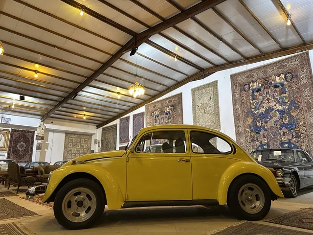 قسم  السيارات الكلاسيكية  بمتحف الفلوة والجوهرة في حي النزهة بمدينة الدمام، المنطقة الشرقية، المملكة العربية السعودية، يوم 21 من فبراير 2018 ، وجهة تعليمية وسياحية مميزة ، توثيق للحرف اليدوية والهوية السعودية، قاعات لعرض التراث السعودي، الفن الإسلامي، مقتنيات نادرة، معلم تراثي وثقافي يعرض تاريخ الأزياء والحلي التقليدية.