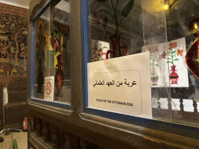 قسم  السيارات الكلاسيكية  بمتحف الفلوة والجوهرة في حي النزهة بمدينة الدمام، المنطقة الشرقية، المملكة العربية السعودية، يوم 21 من فبراير 2018 ، وجهة تعليمية وسياحية مميزة ، توثيق للحرف اليدوية والهوية السعودية، قاعات لعرض التراث السعودي، الفن الإسلامي، مقتنيات نادرة، معلم تراثي وثقافي يعرض تاريخ الأزياء والحلي التقليدية.