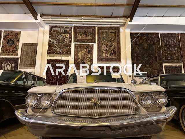 قسم  السيارات الكلاسيكية  بمتحف الفلوة والجوهرة في حي النزهة بمدينة الدمام، المنطقة الشرقية، المملكة العربية السعودية، يوم 21 من فبراير 2018 ، وجهة تعليمية وسياحية مميزة ، توثيق للحرف اليدوية والهوية السعودية، قاعات لعرض التراث السعودي، الفن الإسلامي، مقتنيات نادرة، معلم تراثي وثقافي يعرض تاريخ الأزياء والحلي التقليدية.