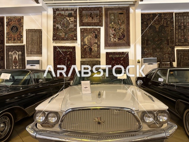 قسم  السيارات الكلاسيكية  بمتحف الفلوة والجوهرة في حي النزهة بمدينة الدمام، المنطقة الشرقية، المملكة العربية السعودية، يوم 21 من فبراير 2018 ، وجهة تعليمية وسياحية مميزة ، توثيق للحرف اليدوية والهوية السعودية، قاعات لعرض التراث السعودي، الفن الإسلامي، مقتنيات نادرة، معلم تراثي وثقافي يعرض تاريخ الأزياء والحلي التقليدية.