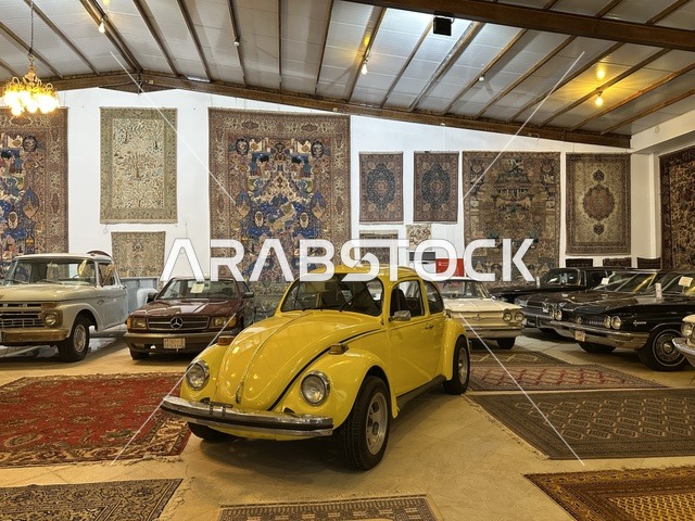 قسم  السيارات الكلاسيكية  بمتحف الفلوة والجوهرة في حي النزهة بمدينة الدمام، المنطقة الشرقية، المملكة العربية السعودية، يوم 21 من فبراير 2018 ، وجهة تعليمية وسياحية مميزة ، توثيق للحرف اليدوية والهوية السعودية، قاعات لعرض التراث السعودي، الفن الإسلامي، مقتنيات نادرة، معلم تراثي وثقافي يعرض تاريخ الأزياء والحلي التقليدية.