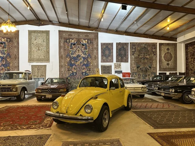 قسم  السيارات الكلاسيكية  بمتحف الفلوة والجوهرة في حي النزهة بمدينة الدمام، المنطقة الشرقية، المملكة العربية السعودية، يوم 21 من فبراير 2018 ، وجهة تعليمية وسياحية مميزة ، توثيق للحرف اليدوية والهوية السعودية، قاعات لعرض التراث السعودي، الفن الإسلامي، مقتنيات نادرة، معلم تراثي وثقافي يعرض تاريخ الأزياء والحلي التقليدية.