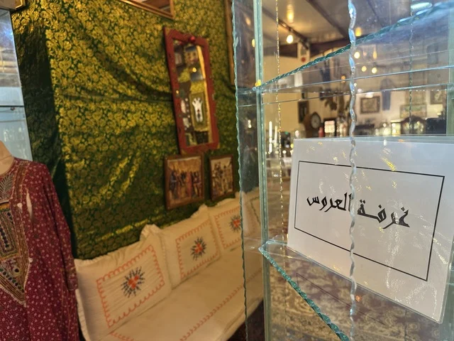 نموذج غرفة تقليدية بمتحف الفلوة والجوهرة في حي النزهة بمدينة الدمام، المنطقة الشرقية، المملكة العربية السعودية، يوم 21 من فبراير 2018 ، وجهة تعليمية وسياحية مميزة ، توثيق للحرف اليدوية والهوية السعودية، قاعات لعرض التراث السعودي، السيارات الكلاسيكية  ، معلم تراثي وثقافي يعرض تاريخ الأزياء والحلي التقليدية ،  الفن الإسلامي