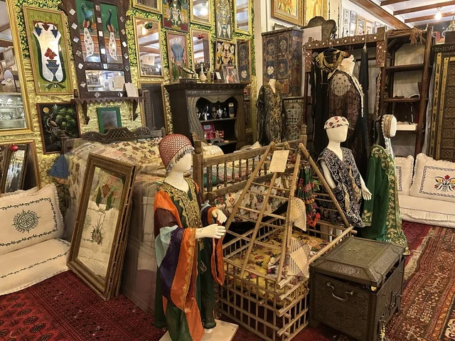 نموذج غرفة تقليدية بمتحف الفلوة والجوهرة في حي النزهة بمدينة الدمام، المنطقة الشرقية، المملكة العربية السعودية، يوم 21 من فبراير 2018 ، وجهة تعليمية وسياحية مميزة ، توثيق للحرف اليدوية والهوية السعودية، قاعات لعرض التراث السعودي، السيارات الكلاسيكية  ، معلم تراثي وثقافي يعرض تاريخ الأزياء والحلي التقليدية ،  الفن الإسلامي