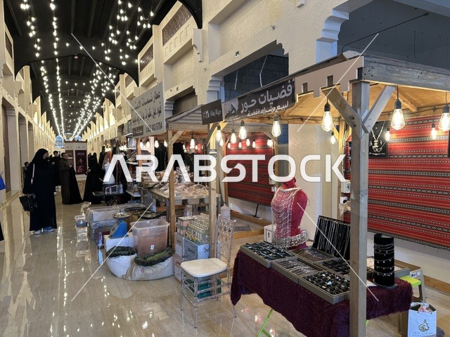 بوثات للأسر المنتجة والحرف اليدوية، تجربة تسوق مابين عبق الزمان وأصالة المكان، فعالية حياة زمان في المنطقة الشرقية الدمام خلال شهر يناير 2026 في المملكة العربية السعودية، ملامح الماضي وحياة القديمة من خلال أجواء تراثية