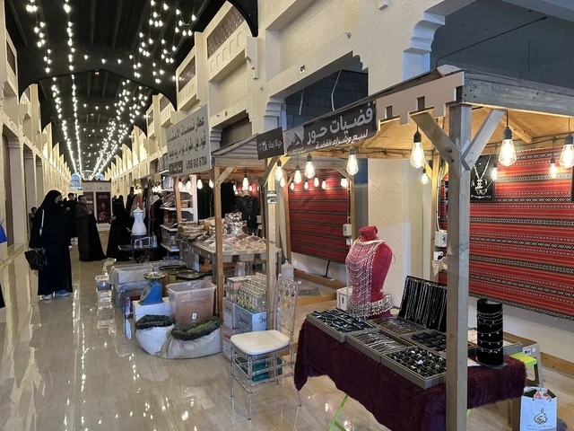 بوثات للأسر المنتجة والحرف اليدوية، تجربة تسوق مابين عبق الزمان وأصالة المكان، فعالية حياة زمان في المنطقة الشرقية الدمام خلال شهر يناير 2026 في المملكة العربية السعودية، ملامح الماضي وحياة القديمة من خلال أجواء تراثية