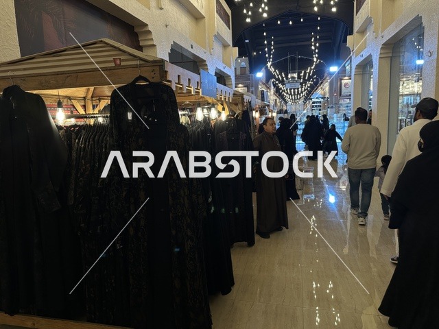 جناح عرض عبايات خليجية، تجربة تسوق مابين عبق الزمان وأصالة المكان، فعالية حياة زمان في المنطقة الشرقية الدمام خلال شهر يناير 2026 في المملكة العربية السعودية، ملامح الماضي وحياة القديمة من خلال أجواء تراثية